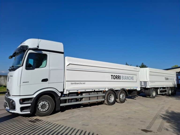 Autocarro con centina elettroidraulica e rimorchio con rampa anteriore 4