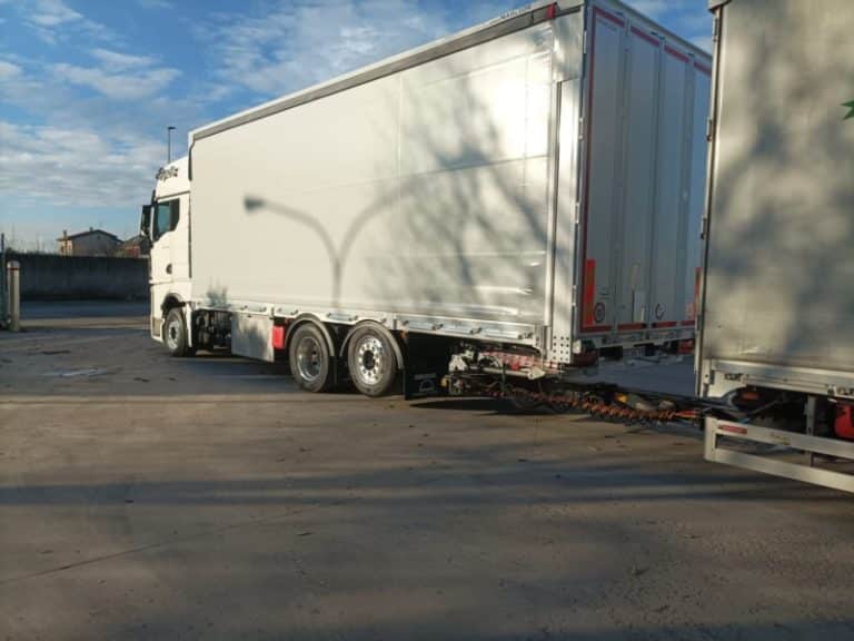 Autocarro con centina elettroidraulica , sponda retrattile e gancio triano per biga 3