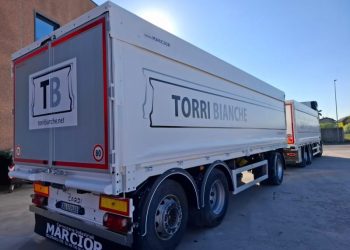 Autocarro con centina elettroidraulica e rimorchio con rampa anteriore 1