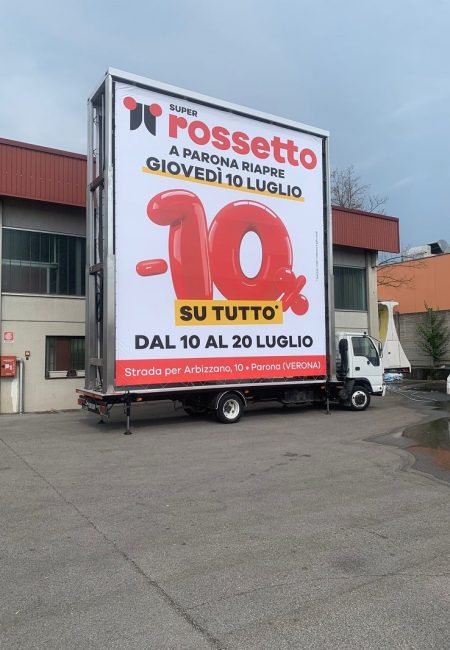 Camion pubblicitari con maxi vela