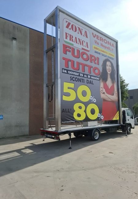 Camion vela con grossa superficie per cartelloni pubblicitari