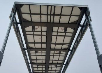 Semirimorchio con centina elettroidraulica e tetto allargabile su entrambi i lati